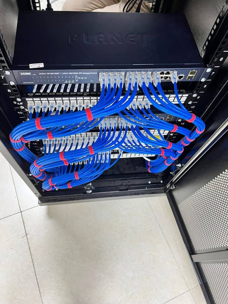 Structured cabling and switch cable management